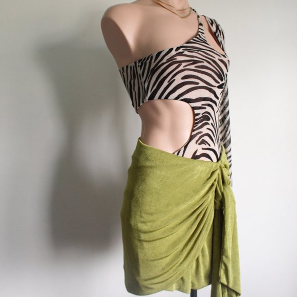 🆕️It Girl Collection// Green Skirt - Picture 8 of 11